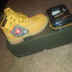 Boots with boot cleaner